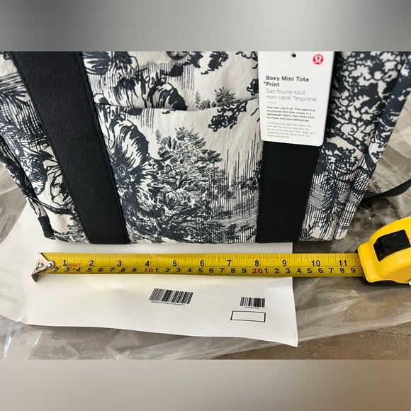 NWT Lululemon Boxy Mini Tote *Print - 4.5L Sketch Turtledove Navy/Obsidian - Picture 8 of 16